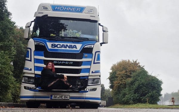 Sabrina Ofzareck ist Trucker-Fahrerin und Kinderbuch-Autorin